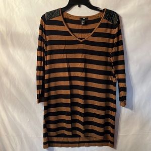 H&M Top with Faux Leather Shoulder Medium